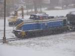 Lok Nummer 1 der Magdeburger Hafenbahn zieht im Schneegestber einen Kesselwagenzug von Magdeburg-Eichenweiler in Richtung Hafen.