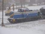 Lok Nummer 1 der Magdeburger Hafenbahn zieht im Schneegestber einen Kesselwagenzug von Magdeburg-Eichenweiler in Richtung Hafen. Fotografiert am 02.01.2009
