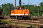 Locon 201 parkt am 26.06.2010 im Brackweder Bahnhof und lt ihre schicke  Orange-Lackierung  in der abendlichen Sonne erstrahlen.