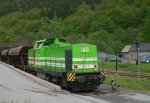 Lok 22  Lisa 2  der Erfurter Bahn steht am 03.08.2011 mit einem Schotterzug in Httengrund.