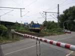 V 100 002 der Lbecker Hafenbahn (LHG Service-Gesellschaft mbH (SG) beim Bahnbergang an der Strae  Zur Teerhofinsel  in Bad Schwartau am 10.08.2010