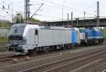 193 803-4 Siemens Vectron von Railpool, zusammen mit einer 100-SP-005 von Spitzke Logistik am Hamburg-Harburger Bf, am 03.05.13