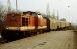 110 566 mit P 6986 am Zugschlu die 52 8015 im Bf.Drebkau am 1.3.85