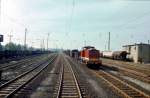 DR 110 161-7 mit einem Güterzug am 08.05.1981 in der Südgruppe von Halle (S) Gbf.