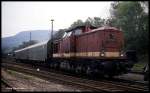 110745 vor einer Personenzug Garnitur am 6.6.1991 im Bahnhof Cranzahl.