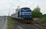 201 044 des Hafenbahn Magdeburg erreicht mit einem Pendelzug vom Magdeburger Hafen am 21.05.16 die Niedrigwasserschleuse in Rothensee.