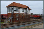 Der Bahnhof Bernburg wird noch von drei mechanischen Stellwerken bedient. Etwa in Bahnhofsmitte befindet sich das Fahrdienstleiterstellwerk B2. Im Hintergrund rollt 112 565-7 der PRESS vorbei. (02.03.2019)