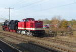 DLW 50 3501 + MaS 112 481-7 setzen am 30.10.2021 in Neudietendorf an den Zugschluss des D 79648 nach Eisenach über Meiningen. Zuvor kam der Sonderzug aus Hamburg-Harburg.
