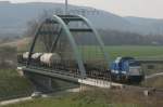 V100-SP-009 zieht einen kurzen Gterzug von Blankenburg/Harz Hbf kommend ber die B6n; 17.04.2008
