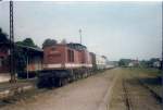 Im August 1997 fuhren zwischen Bergen/Rgen und Lauterbach noch Loks der Baureihe 202 im Sandwitch.Hier ist Lok 202 651 als Schlulok an einer Regionalbahn nach Bergen/Rgen in Putbus.