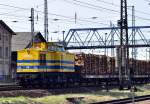 am von DP 52 gezogenen Holzzug nach Stralsund, macht Kube Con 16 (ex.TLG) die Schiebelok Richtung Rostock am 14.04.2010