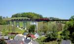 ...ein lteres, aber wunderschnes Foto. Am 18.2.2007 fuhren zwischen Schwarzenberg und Schlettau Foto-Militrzge mit der 112 326-1 als Zuglok. Hier bei der Fahrt ber das Markersbacher Viadukt. 