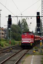 Aus dem Rheydter Güterbahnhof kommt die HGB V 100.4 mit einem Güterzug bestehend aus den modernen Seitenkippwagen und einer Menge Flachwagen, die wohl Schwellen für die Baustelle