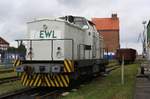 EWL 202 535-1 am 05.09.2020 im Nordhafen Stralsund - durchs Tor aufgenommen.