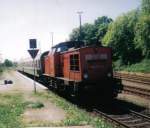 Nur wenige Loks der Baureihe 202 erhielten die verkehrsrote Farbgebung. 202 565 mit einer RB nach Gera im Bahnhof Meltheuer. Bild von Mai 2000.