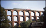 Eine 202 befährt am 8.10.1992 mit einem kurzen Personenzug den Gölschtalviadukt bei Reichenbach.