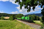 202 520 mit einem Güterzug am 20.06.2018 bei Niederkandelbach.