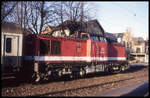 202413 steht hier abfahrbereit am 2.1.1998 vor dem Bahnhofsgebäude in Blankenburg.