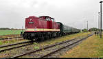 202 364-6 (112 364-5 | DR V 100.1) hat beim Herbstlokfest des Lokschuppen Staßfurt die Wagen für die Rundfahrt auf das Gleis am Ablaufberg umgeparkt.