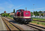 Auf der Überholspur:  Während 246 001-2 wegen einer vorausfahrenden RB im Bahnhof Aschersleben auf Gleis 5 am roten Signal wartet, nutzt 202 364-6 (112 364-5 | 110 364-7 | DR V 100.1) die