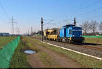 202 817-3 (204 033-9 | 112 817-2 | 110 817-4 | DR V 100.1) schleppt einen Gleisbauschienenkran Kirow KRC 810 T an der Blockstelle Braschwitz Richtung Köthen.