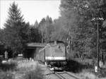 112 326 mit einem Personenzug auf der Zellwaldbahn von Nossen nach Freiberg verlsst soeben den Haltepunkt Zellwald
