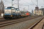 D & D Eisenbahn GmbH 1402 zieht mit Schwesterlok einen Containerzug von Wismar nach Hamburg.