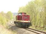 Die Lok 112 331-4 der Ostschsischen Eisenbahngesellschaft steht im Bauzugeinsatz, hier am 26.04.2008 bei Rowein (BC).