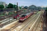 Am 23. Juni 1999 haben 202 775-3 und 202 725-8 mit einer Stadtexpress nach Kamenz soeben Dresden Hauptbahnhof verlassen. Sie fahren als ersatz fuer eine ausgefallene 234.