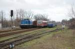 In Hagenow wartet die 202 547-6 der EGP mit dem Holzzug vor dem Signal und wird dabei von der RB11 nach Schwerin berholt. Rechts stehen die Triebwagen der WEMEG. 22.12.2008