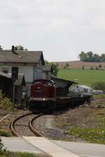 112 565-7 der Press verlsst am 03.05.09 den ehemaligen Bahnhof Scheibenberg.