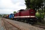 204 013-3 der PRESS und 202 646-6 der DB Erzgebirgsbahn warten am 28.05.09 im Bahnhof Markersbach auf die Abfahrt nach Zwickau. Der Zug besteht aus 20 Selbstentladewagen und ist fr die Bahnhofsgleise schon zu lang. 