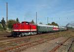 112 565-7 der Press GmbH zieht am 09.10.2009 den aus historischen Fahrzeugen bestehenden Zug zum Eisenbahnfest nach Weimar.