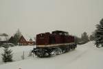 Am 12.02.10 befuhr 202 646 der DB Erzgebirgsbahn die Strecke Annaberg Buchholz-Schwarzenberg (BSg) als Spurlok. Hier ist sie im Stadtgebiet von Raschau unterwegs.