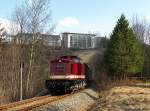 112 331 ist am 02.04.2010 mit ihrem Sonderzug von Lbau nach Schwarzenberg vor der Kulisse des Erzgebirgsklinikums Annaberg unterwegs.