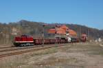 112 331 am 18.04.2010 mit Gterzug bei der Einfahrt in Rowein