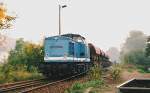 Im Oktober 1998 fanden auf der Zwnitztalbahn Chemnitz-Aue umfangreiche Sanierungsarbeiten statt. In Burkersdorf konnte ich die ehem. BR 202 846-1 ablichten die zum Unternehmen  Spitzke  gehrt(e).
Kamera: EXA 1b, scann
