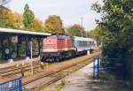 202 342-2 erreicht am 30.09.1998 mit einer Regionalbahn aus St. Egidien ber Oelsnitz (Erzgeb.) den Bahnhof Stollberg. Zwar fuhr damals bereits die CityBahn Chemnitz, dies aber im Vorlaufbetrieb mit Dieseltriebwagen, whrend die DB bediente noch die Strecke Stollberg - St. Egidien bediente. Hute fhrt hier nur noch die CityBahn Cemnitz, und man sieht die RS 1 (von SVS-Mitgliedern auch mal RegioSchachtel statt RegioShuttle genannt) und die Zweisystem-ZR-Variobahnen mit EBO-Ausrstung. Diese Aufnahme ist also als historisch zu bezeichnen.