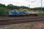 V 1203 (ex DB AG 202 725-8, ex DR 110 725-8) der Mittelweserbahn (MWB) rangiert am 17.06.2011 in Betzdorf/Sieg einen VTG Kesselwagen Zas. Die DR V100 wurde 1974 bei VEB-LEW, Hennigsdorf unter Fabrik-Nr. 14426 gebaut.