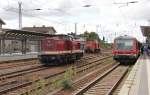 202 425-5 machte sich a 10.08.2011 in Angermnde zuweilen im Rangierdienst ntzlich. Rechts steht 628 635 auf Abfahrt nach Szczecin Glowny als RB 66 wartend.