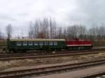 Reichsbahnflair in Zwickau/Sachs. am 11.03.12. 112 565-7 mit einem Dienstwaggon der DR. Foto machte ich vom Bahnsteig 8!