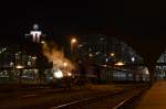 112 565-7 der Pressnitztalbahn GmbH am Abend im Hbf Leipzig mit einem (Sonderzug zum Weihnachtsmarkt nach Freiberg)01.12.2012