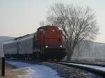 V 160.2 der OHE mit 2 eigentmlichen grauen Wagen vom Schn Eichner Plan nach Zossen unterwegs am 10. 01. 2006