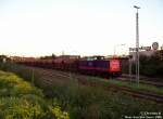 Am Abend des 21.09.2006 steht 745 502-5 mit einem ber 30 Schttgutwagen langen Schotterzug im Remscheider Hbf.