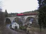 202 597-1, 202 738-1 und Schublok 202 240-8 waren am 24.03.14 mit einem Holzzug von Saalfeld nach Friesau unterwegs. Hier zusehen in Wurzbach die Schublok.