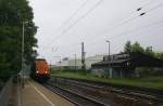 202 271-3 der BEG kommt als Lokzug die Kohlscheider-Rampe hoch aus Richtung Neuss und fährt in Richtung Aachen-West und fährt durch Kohlscheid bei Regenwetter am Moregen vom 27.5.2014.