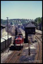 112166 fährt mit einem Gleisjochzug am 3.5.1990 um 13.05 Uhr durch den Bahnhof Nossen.