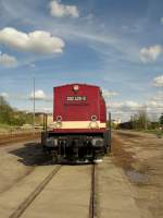 !Auf Bahnübergang! Im Güterbahnhof Plauen die 202 425-5, gesehen am 04.05.2015.