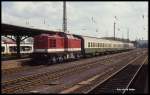 112594 am 7.6.1991 um 14.02 Uhr vor einem Personenzug im Bahnhof Glauchau.