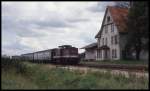 Die 202855 mit dem P 6836 nach Salzwedel erreicht hier am 29.8.1993 um 13.01 Uhr den Bahnhof Krüden.